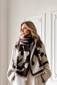 Détails de texture d'écharpe épaisse en cachemire avec motif vache et bords à franges
