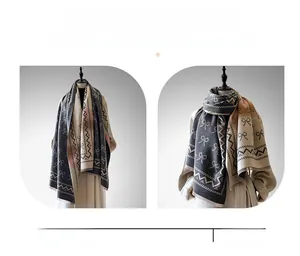 Nahaufnahme des zweifarbigen Pashmina-Schals mit Schleifenmuster und weichem Faltenwurf