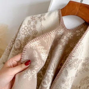 Châle vintage épais en imitation cachemire à imprimé floral et papillon avec bord cousu