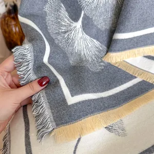 Détails du châle d'hiver épais avec motifs de feuilles de ginkgo et franges jaunes