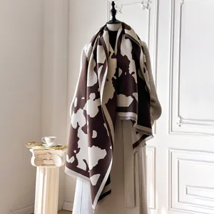 Châle classique en imitation cachemire à imprimé vache marron et beige à glands