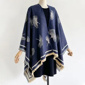 Détails du châle en tricot bleu marine avec motifs de ginkgo et bordures à franges