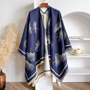 Châle en tricot réversible à motif de feuilles de ginkgo avec des finitions à franges