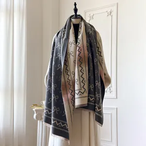 Details des Schleifenmusters und der geometrischen Kanten an einem Strickschal