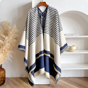 Gestrickter Kaschmir-ähnlicher Poncho mit Streifen und Quastensaum in Creme und Marine