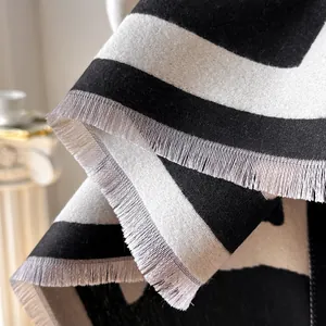 Écharpe élégante à rayures noires et blanches en imitation cachemire avec franges pour l'hiver