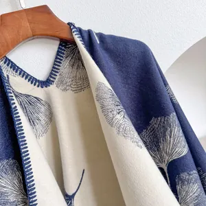 Châle en tricot bleu marine et beige à motif de feuilles de ginkgo et franges