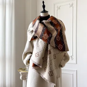Detailweergave van het klaverpatroon en de franjes op deze winterse sjaal voor dames