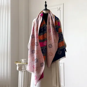 Detail van een sjaal met bloemenprint en franjes in diverse pastelkleuren
