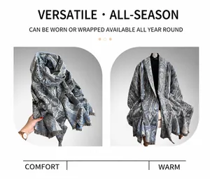 Dettaglio di scialle vintage con motivo paisley, frange e trama jacquard spessa in blu