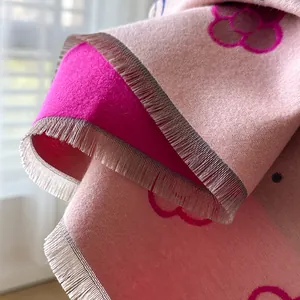 Roze winter sjaal met bloemen, dik kasjmier gevoel en elegante details met kwastjes
