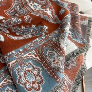 Détail du motif cachemire vintage avec franges et texture tissée sur le châle
