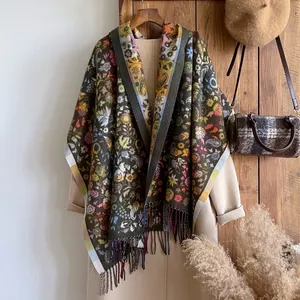 Détail d'un châle bohème à motif paisley avec franges fines sur mur en bois vintage