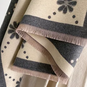 Écharpe femme à motif floral et pois en beige et gris avec de fins glands