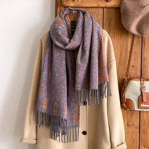 Dettaglio del motivo paisley vintage su una morbida sciarpa pashmina con nappe a frange