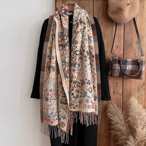 Détails des motifs paisley bohèmes et des franges douces sur une écharpe style cachemire