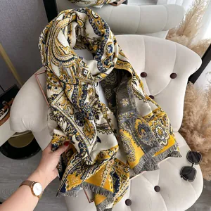 Détail du motif paisley sur une écharpe tissée épaisse avec des franges douces