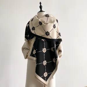 Détail d'écharpe en faux cachemire avec motifs de marguerites et bords à franges