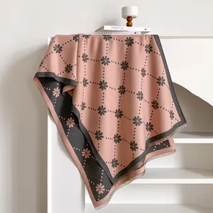 Écharpe bicolore rose et grise motif marguerites, toucher cachemire et franges