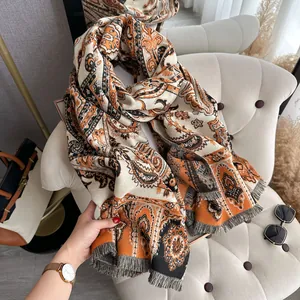Détail d'un châle vintage à motif cachemire avec franges et texture douce et chaude