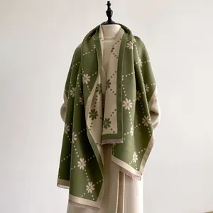 Texture détaillée d'écharpe d'automne hiver avec motifs de marguerites et franges