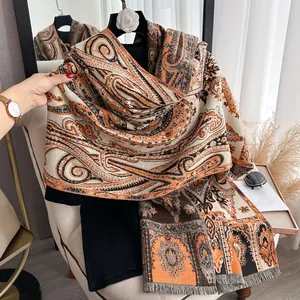 Détail d'un châle vintage à motif cachemire avec franges en décor lifestyle