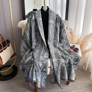 Gros plan détaillé du châle jacquard cachemire bleu avec glands décoratifs à franges