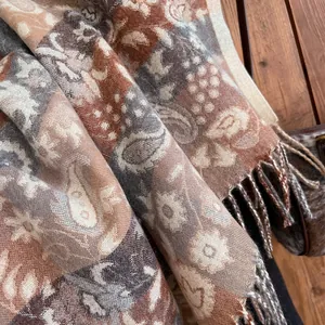 Écharpe ethnique à motif paisley et carreaux avec franges en tons terreux chauds