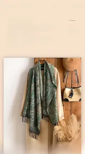 Détail de l'écharpe cachemire à motif paisley vert foncé avec franges noires