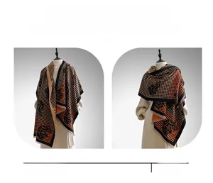Dettaglio di pashmina con motivo pied de poule e rose con frange e trama calda