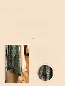 Détail d'une écharpe en cachemire vert à motif paisley avec franges et coutures renforcées