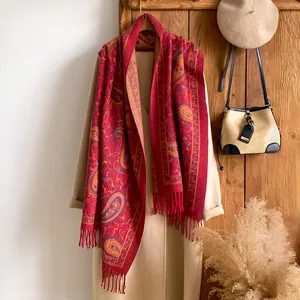 Retro rode kasjmier-achtige dikke wintersjaal met paisley-motief en franjes afwerking