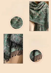 Gros plan sur l'écharpe verte à motif cachemire montrant le tissu épais et les franges