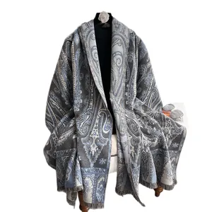 Châle bohème bleu à motif paisley avec franges et tissage jacquard ethnique