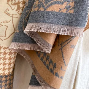 Scialle spesso con motivo pied de poule e stampa di cavalli con frange in grigio e cammello