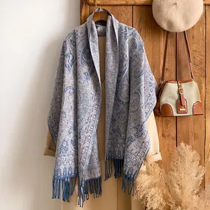 Détail du châle jacquard à motif paisley bleu avec de longues franges décoratives