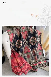 Makrodetail des Paisley-Musters auf dickem Kaschmir-Imitat-Schal mit feinen Fransen