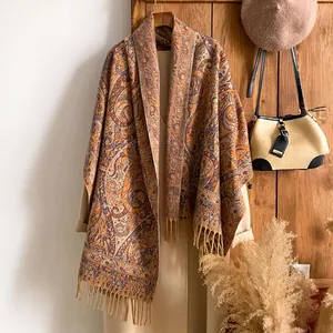 Gros plan du motif paisley vintage sur un châle en cachemire synthétique à franges