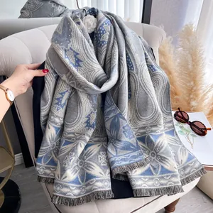 Nahaufnahme von Retro-Jacquard-Paisley-Muster und Quastenfransen an einem dicken Kaschmirschal