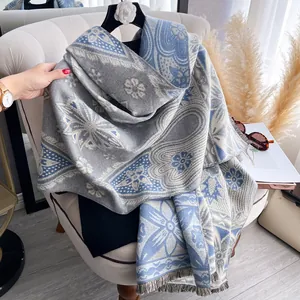 Makroaufnahme von Schal mit Paisley-Muster, Jacquard-Blumen und weichen Fransen am Rand