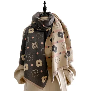 Double-sided floral cashmere-like scarf with daisy patterns and soft fringe trim