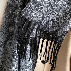 Écharpe classique en jacquard paisley avec franges sur manteau beige pour l'automne-hiver