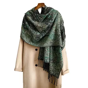 Écharpe à motif cachemire vintage avec franges noires pour un style d'hiver