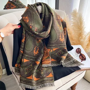 Detaillierte Nahaufnahme von Ethno-Kaschmirschal mit Vintage-Blumenmuster und Fransen