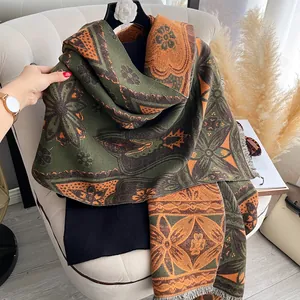 Ethno-Schal mit olivgrünem Blumen-Jacquardmuster und feinen Fransen im Retro-Look