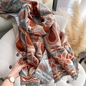Detailansicht eines böhmischen Jacquard-Strickschals mit dicken Quasten und Ethno-Muster