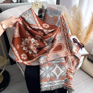Nahaufnahme des Retro-Schals in Rostrot mit Jacquard-Muster und feinen Fransen am Rand