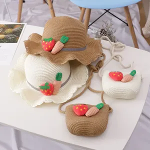 Kinder Strohhut und Taschen-Set mit süßen Plüsch-Erdbeeren und Wellenrand