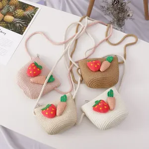 Umhängetaschen für Kinder mit Erdbeer- und Karottenmotiven in Rosa, Khaki und Creme