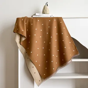 Bruine en beige kasjmier gevoel sjaal met hartpatronen en zachte franje details